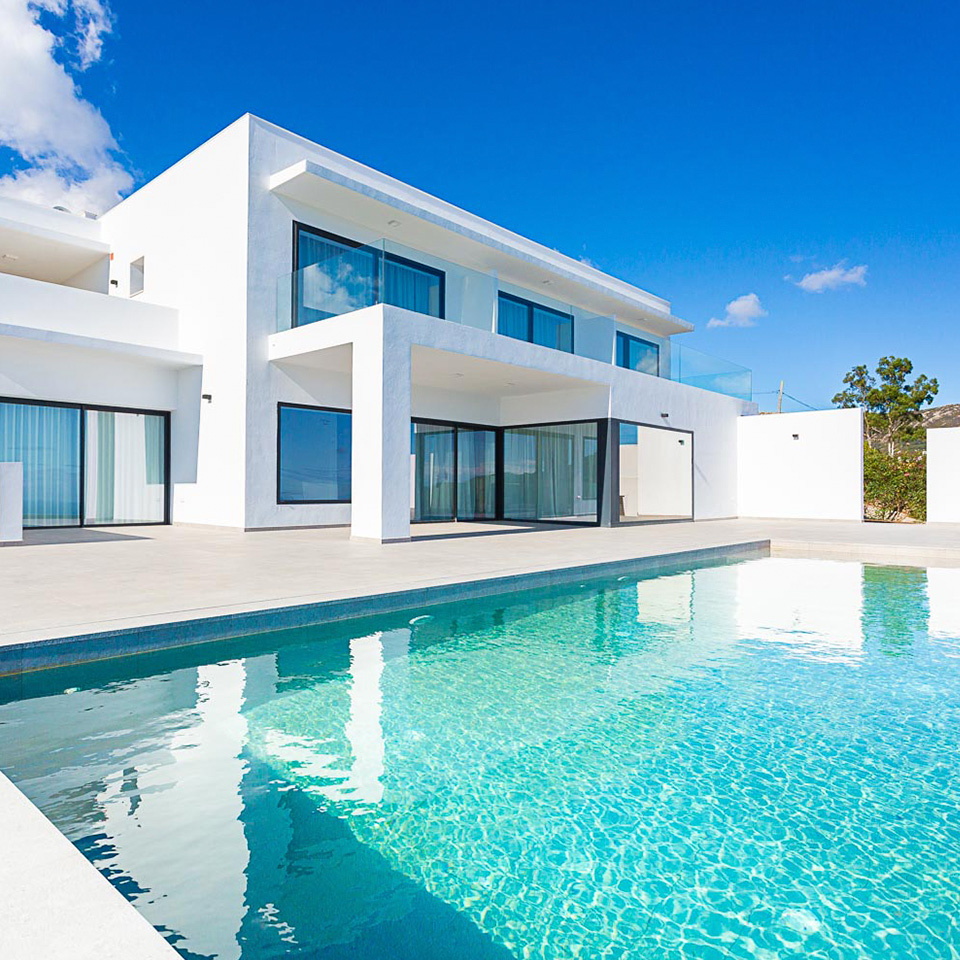 Vivienda unifamiliar blanca estilo mediterráneo con cristaleras y piscina