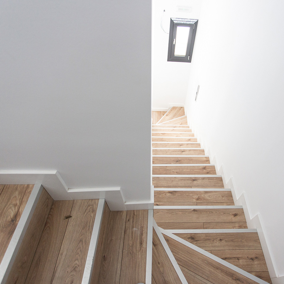 Escaleras de madera con paredes blancas