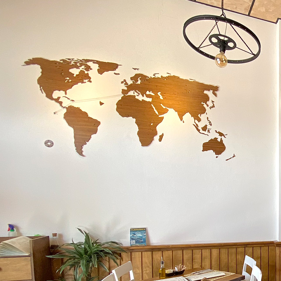 Mapa del mundo de madera en pared