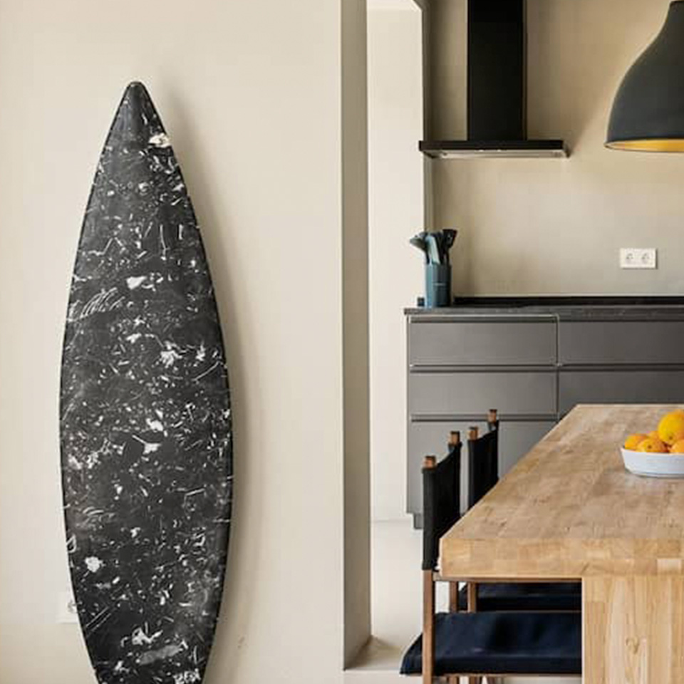 Detalle salón comedor con tabla de surf